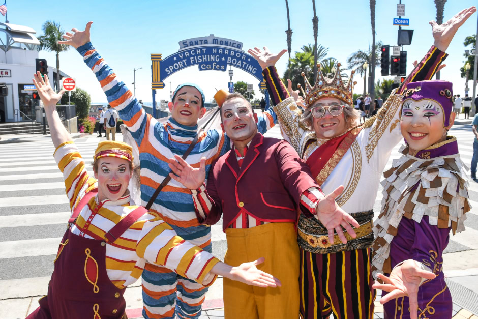 ★商談中★　5379 コーギー フォードソン SAピーコック 5CWT.VAN Kooza by Cirque Du Soleil | Santa Monica